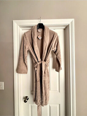 Aritzia Plush Robe in Pink Size Medium NWT